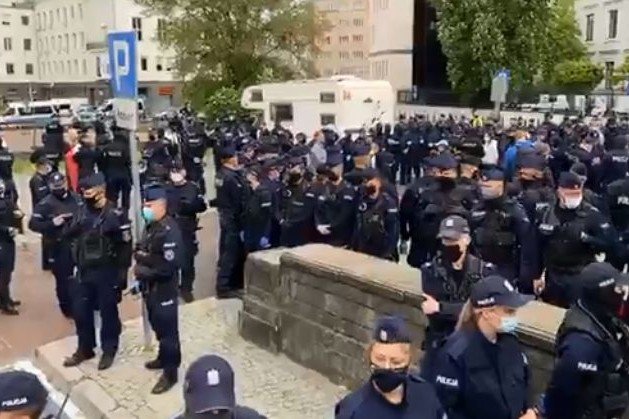 Protestujący przedsiębiorcy ułożyli na pl. Defilad krzyż z kwiatów i zniczy.