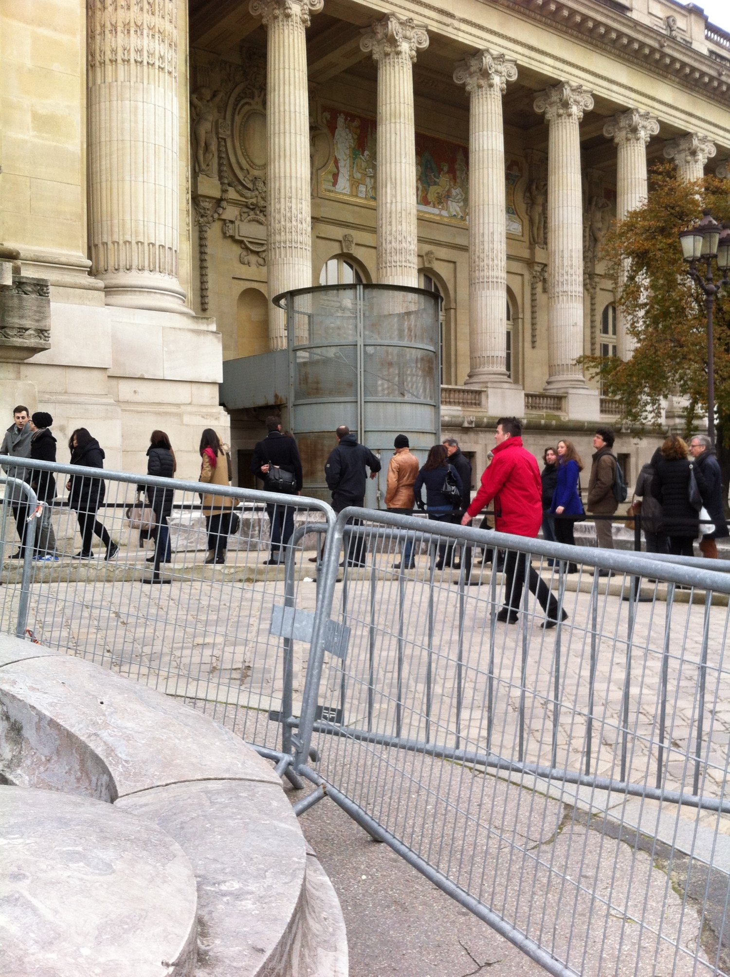 Jakie to budujące, że ludzie stoją godzinami w kolejkach, po sztukę!!!!