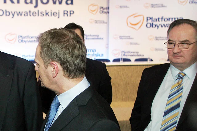 Szef Europejskiej Partii Ludowej wezwał Saryusz-Wolskiego na dywanik. I deklaruje poparcie dla Tuska.