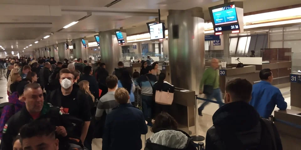 Chwila prawdy - kolejka do rozmowy z urzędnikiem imigracyjnym w Los Angeles