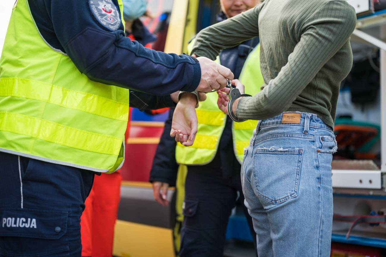 Gdynia: Matka rzuciła się z nożem na córkę. Mądre zachowanie dziewczynki
