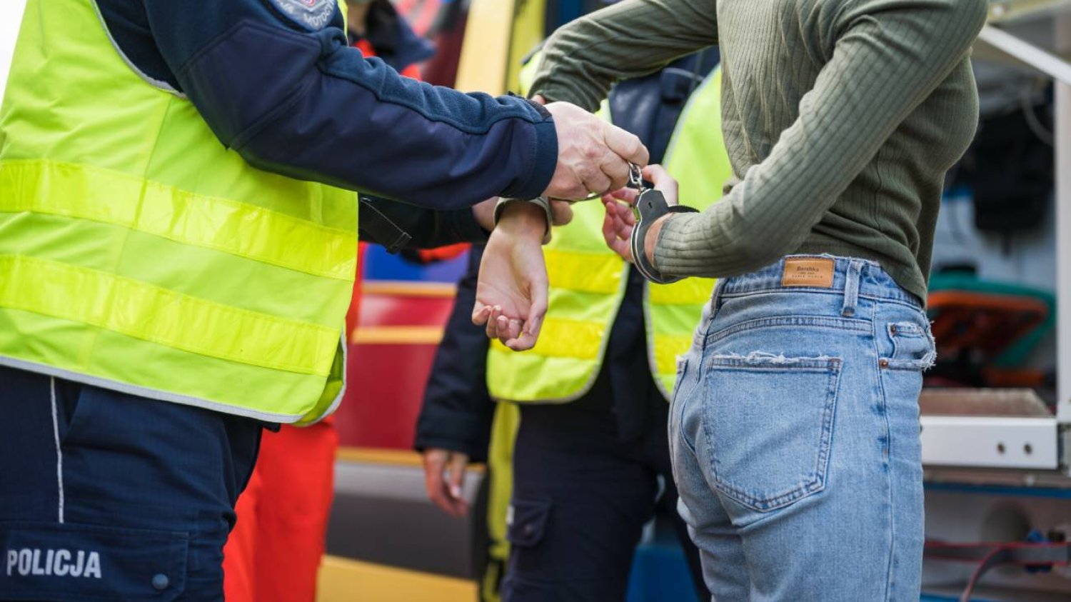 Gdynia: Matka rzuciła się z nożem na córkę. Mądre zachowanie dziewczynki