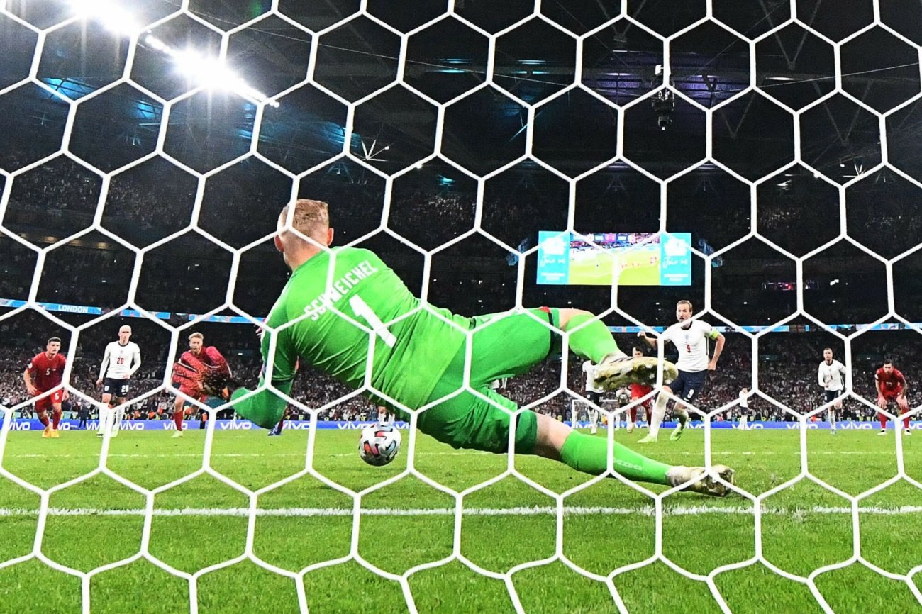 Kasper Schmeichel obronił ten słynny rzut karny, ale przy dobitce był bez szans
