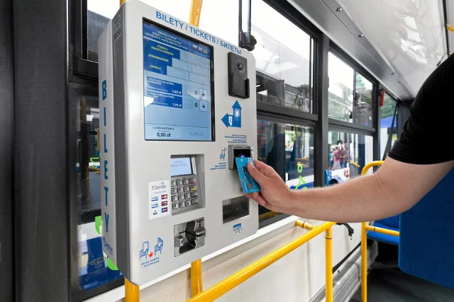 Kart nie trzeba pocierać. Jeśli automat ich nie chce - wiadomo dlaczego.