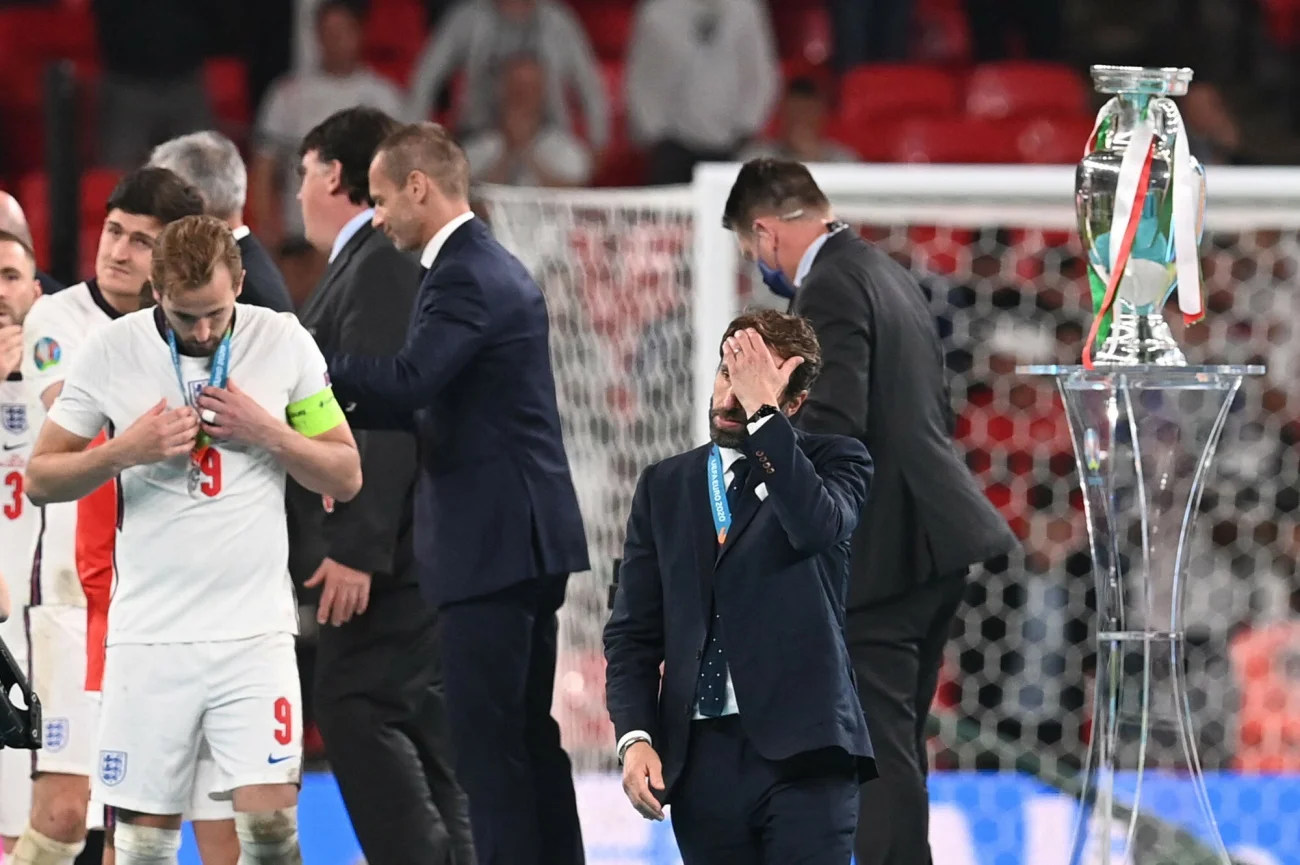 Harry Kane zdejmuje medal za wicemistrzostwo Europy, jego śladem pójdą inni