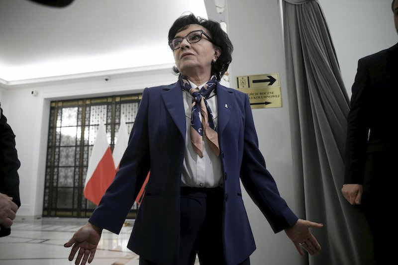 Marszałek Elżbieta Witek (PiS) chce, by obrady Sejmu odbyły się zdalnie z powodu koronawirusa. Twierdzi, że jest to zgodne z Konstytucją RP.