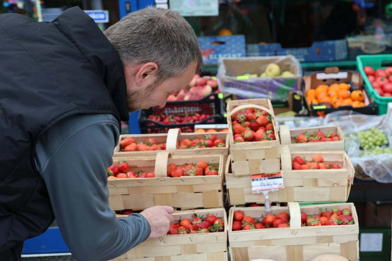 Zbadali czy truskawki "od rolnika" są zdrowsze niż ze sklepu. Wszystko jasne