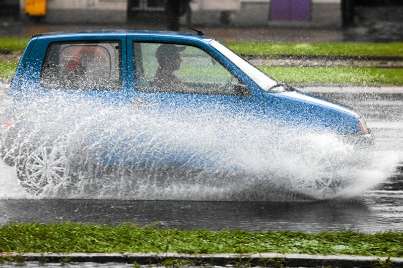 Kierowcy często szarżują przez kałuże nie myśląc o tym, że mogą pochlapać pieszego