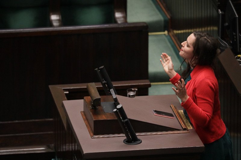 Obecność Klaudii Jachiry w Sejmie budzi emocje – nie tylko w szeregach prawicy.