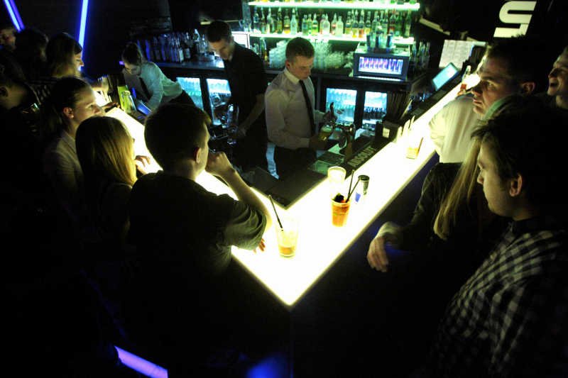 Pigułki gwałtu można kupić coraz łatwiej, więc coraz więcej jest ich ofiar, szczególnie w klubach. (zdjęcie ilustracyjne)