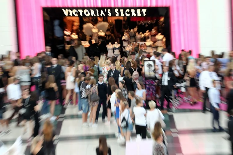 Tłumy w centrum handlowym Arkadia. Tutaj akurat podczas otwarcia sklepu Victoria's Secret.