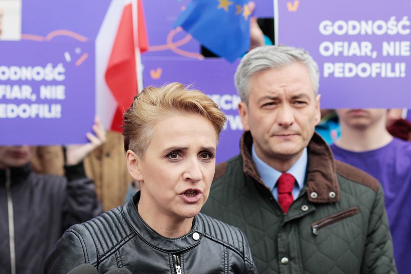 Joanna Scheuring-Wielgus zaatakowała Sławomira Nitrasa za to, że te rzucił dziecięce buciki przed Jarosławem Kaczyńskim i zarzuciła mu brak odwagi.