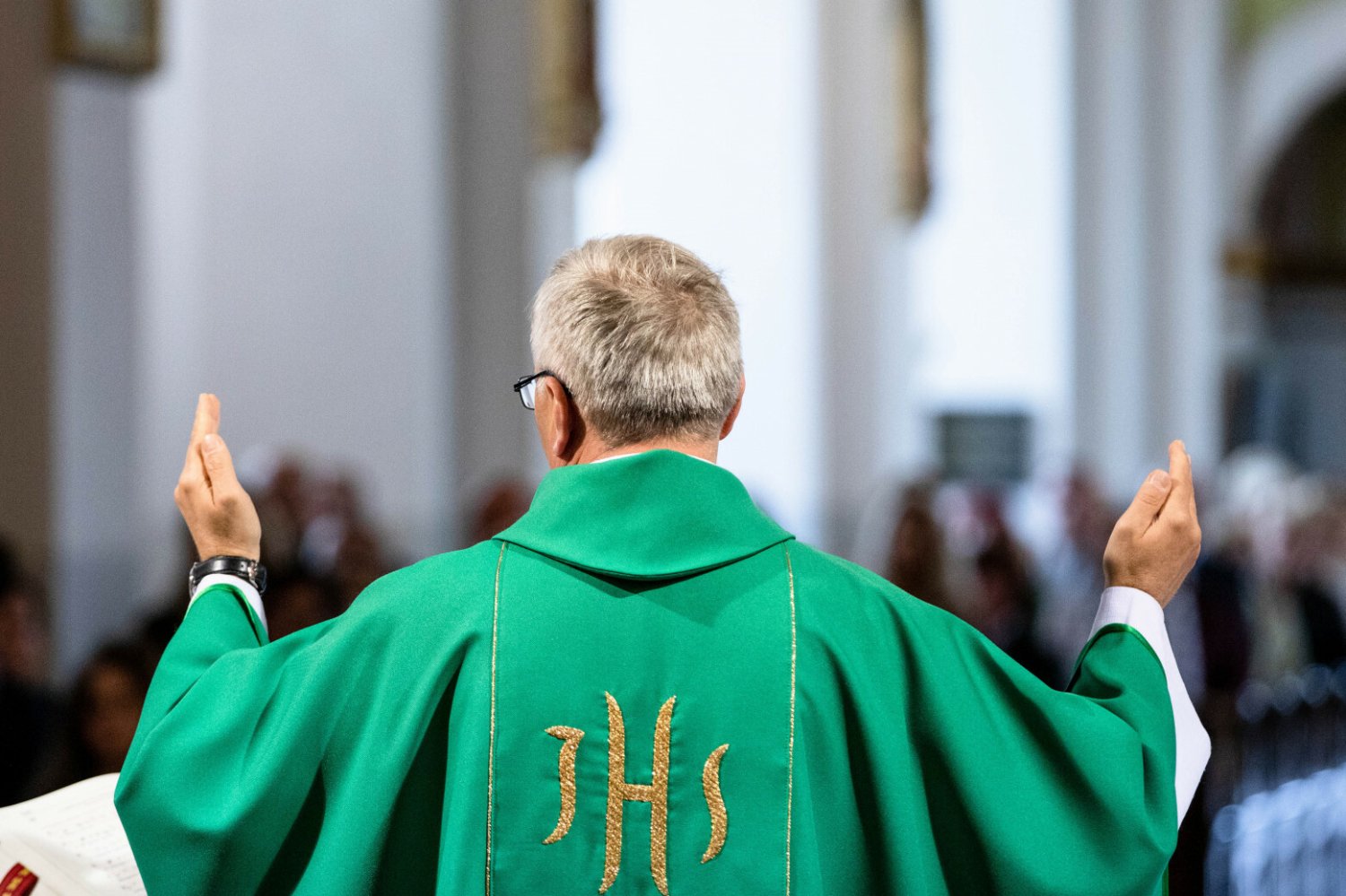 Ksiądz mówił o samobójstwach podczas mszy św., na której były dzieci.