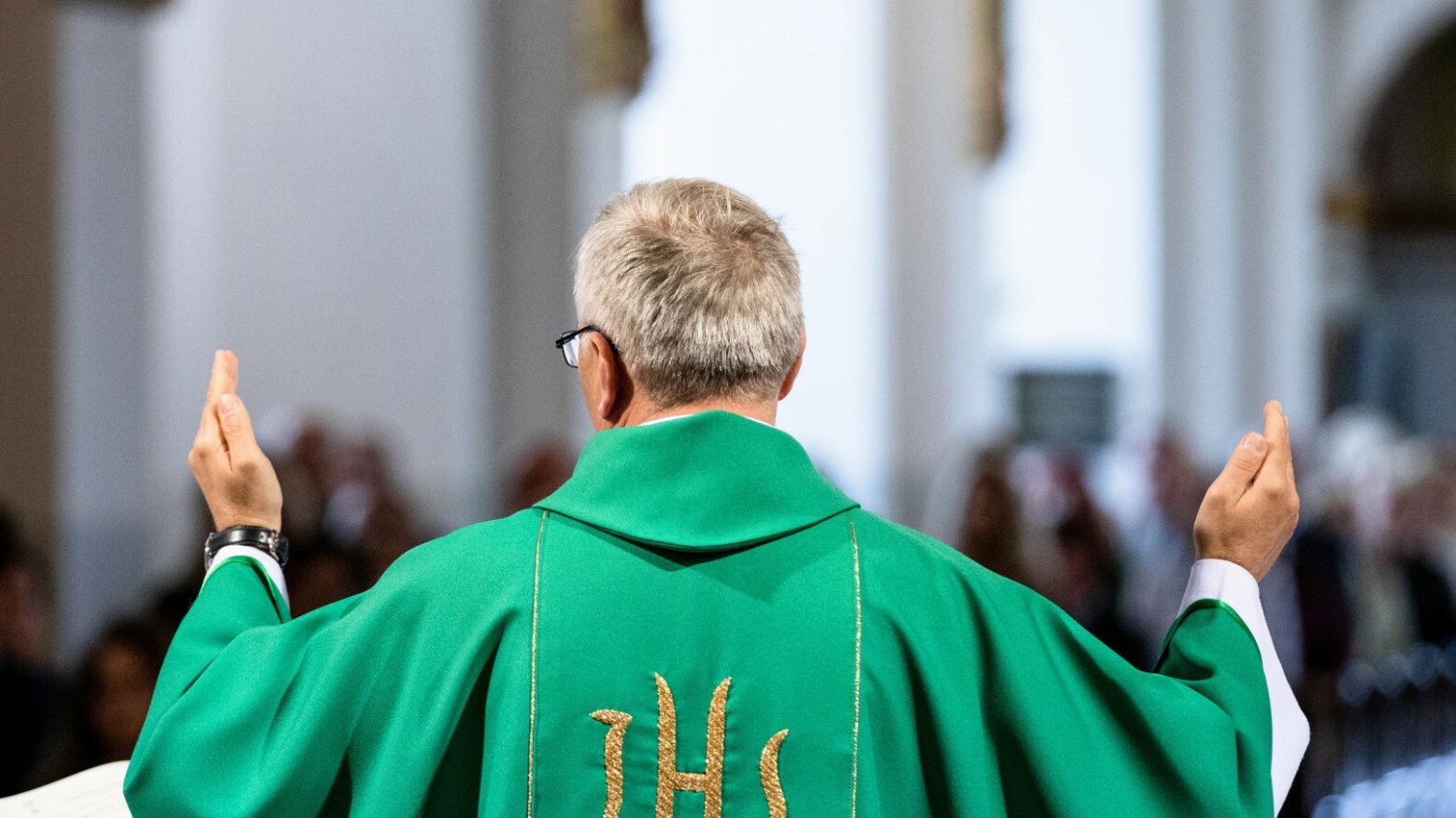 Ksiądz mówił o samobójstwach podczas mszy św., na której były dzieci.