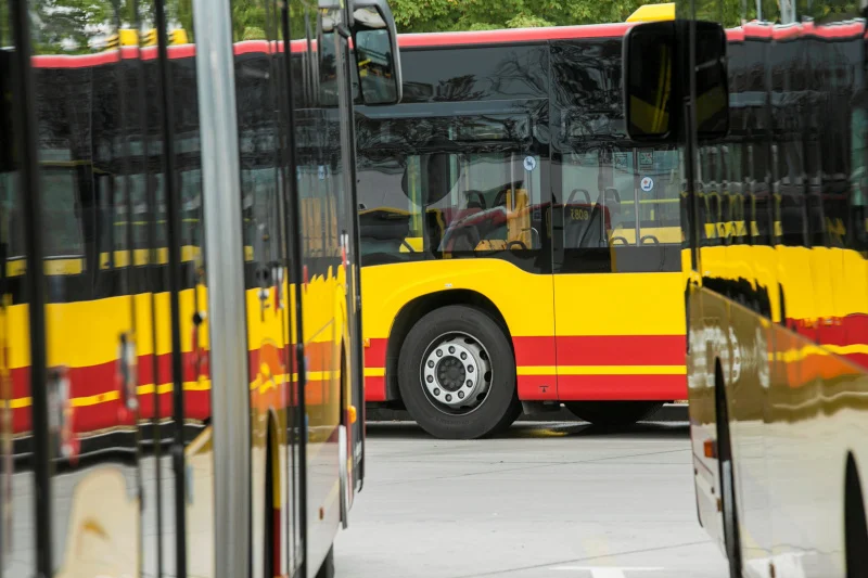 Wypadek autobusowy we Wrocławiu. 76-latek zmarł po dwukrotnym potrąceniu.