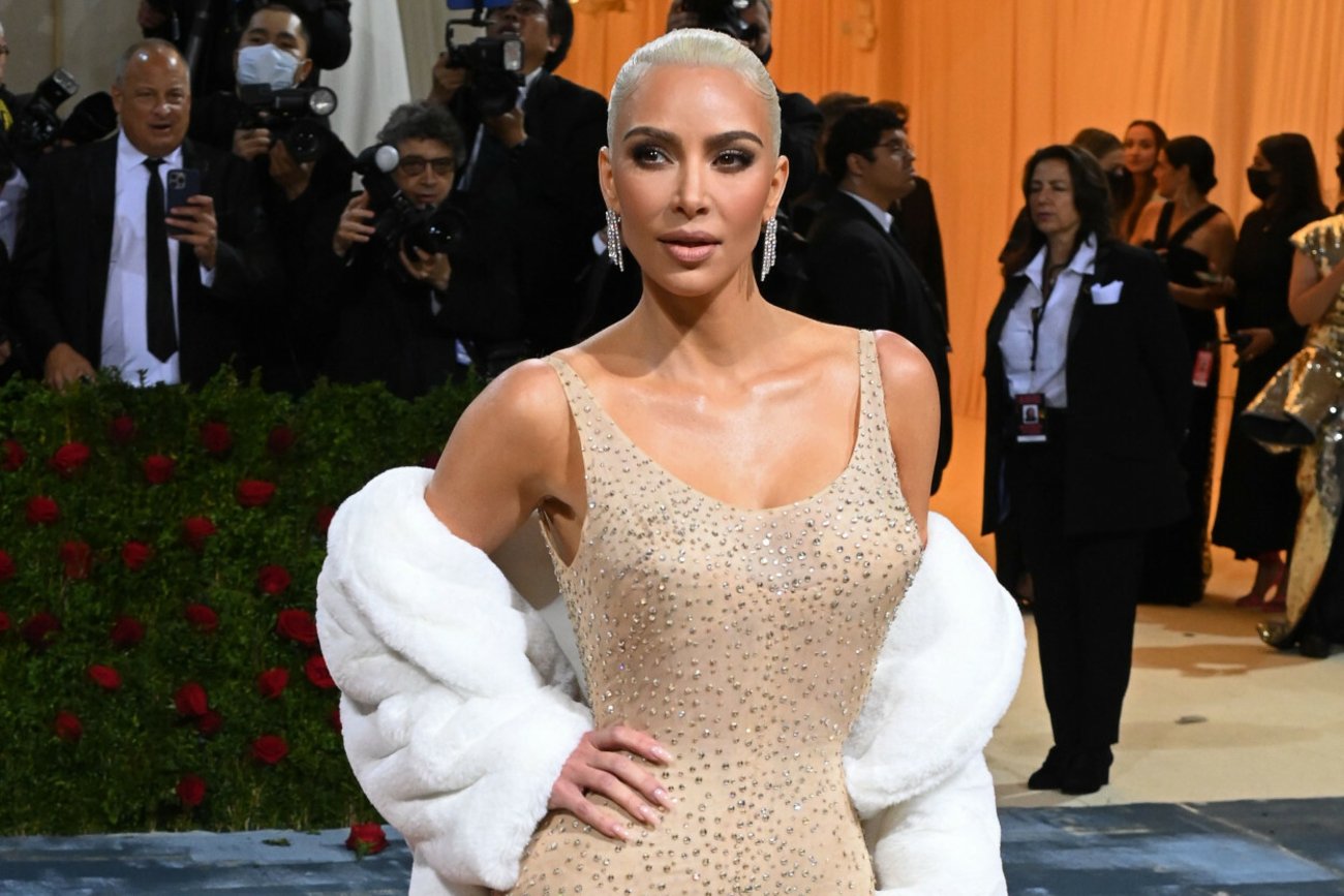 Kim Kardashian została skrytykowana za założenie sukni Marilyn Monroe.