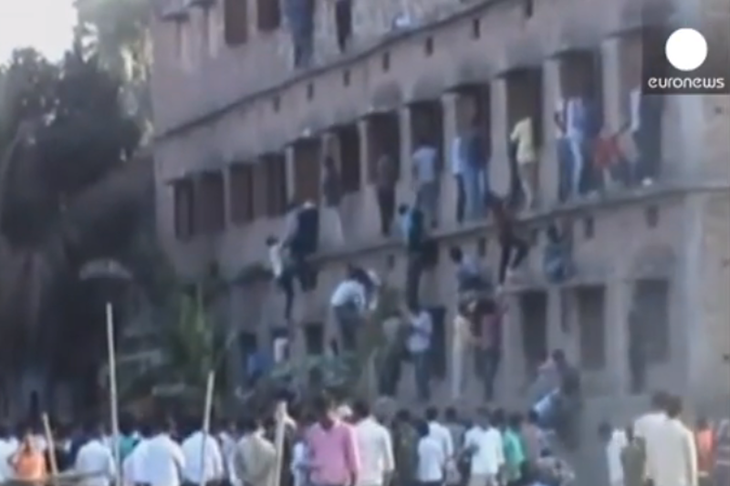 W indyjskim stanie Bihar rodzice w nietypowy sposób "pomagali" swoim dzieciom.