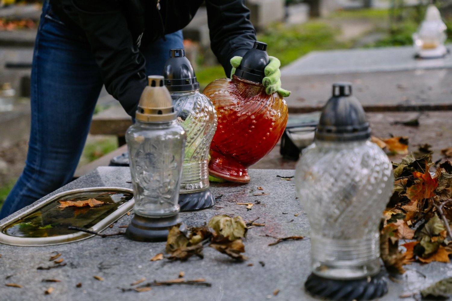 Plaga kradzieży na polskich cmentarzach. Złodzieje nawet grożą osobom oznaczającym wiązanki i znicze.