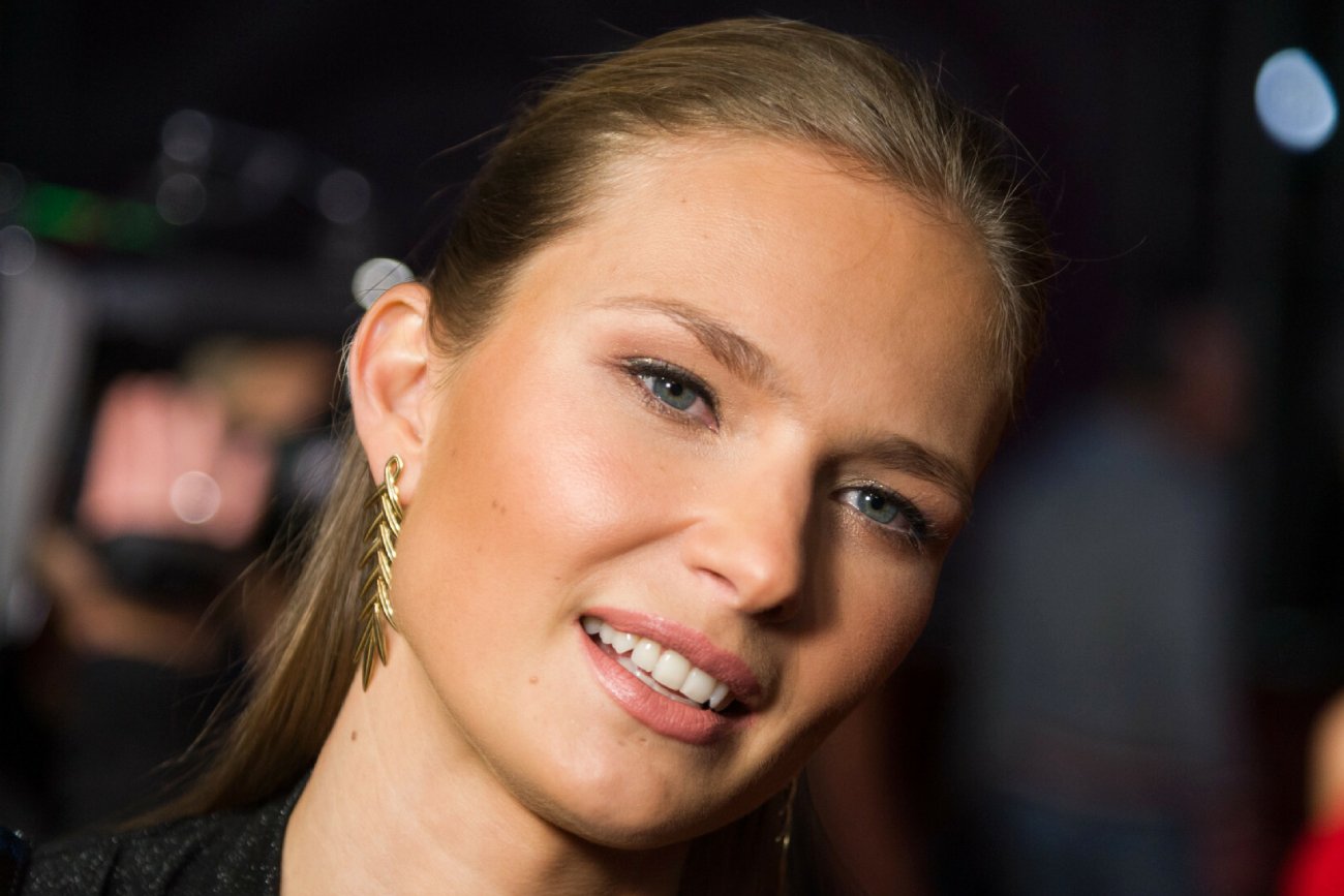 Żona Piotra Adamczyka o kulisach pracy boku Brada Pitta. Co na to mąż?