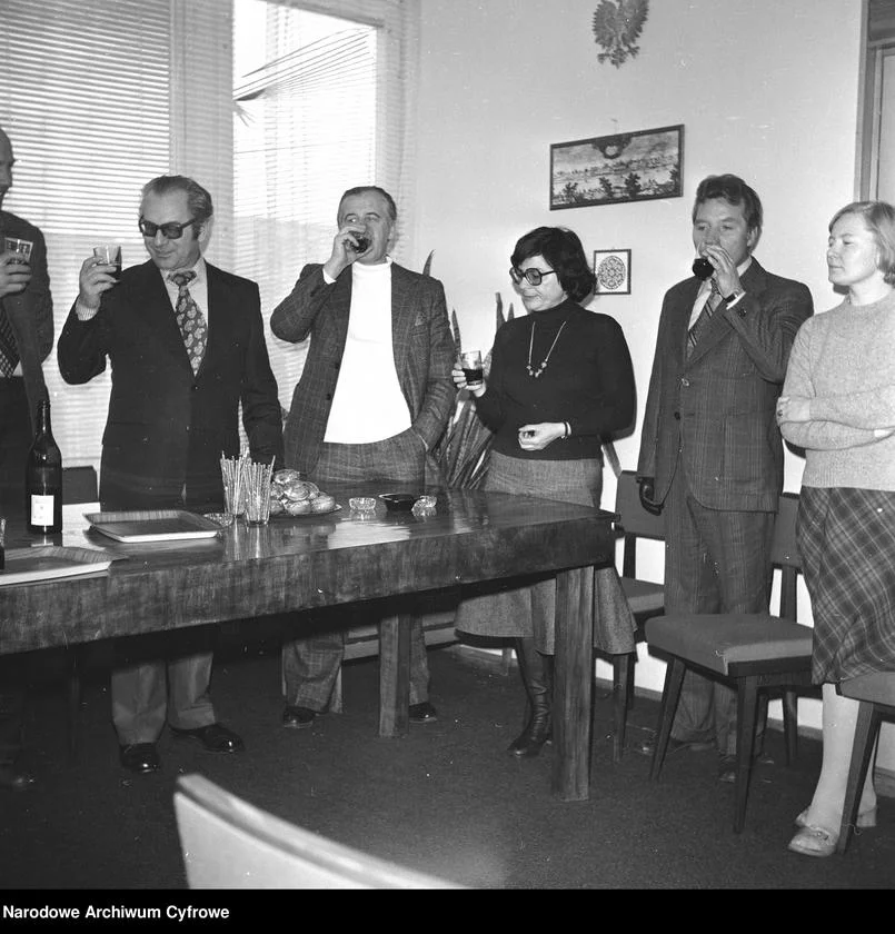 Rok 1978. Członkowie jednej z warszawskich redakcji wznoszą toast (w tle tradycyjne pączki i paluszki).