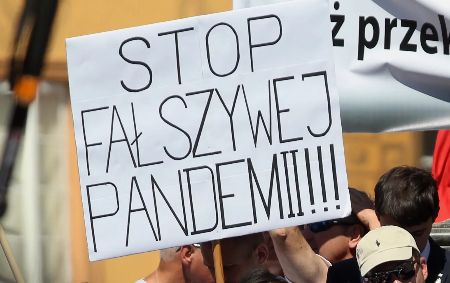 Najwięcej koronasceptyków jest wśród wyborców Konfederacji, ale na drugim miejscu znalazł się elektorat PiS.