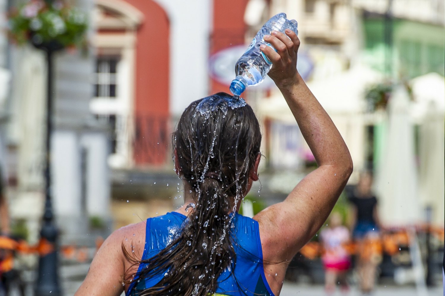 Podpowiadamy, jak dobrze dbać o włosy w trakcie upałów.
