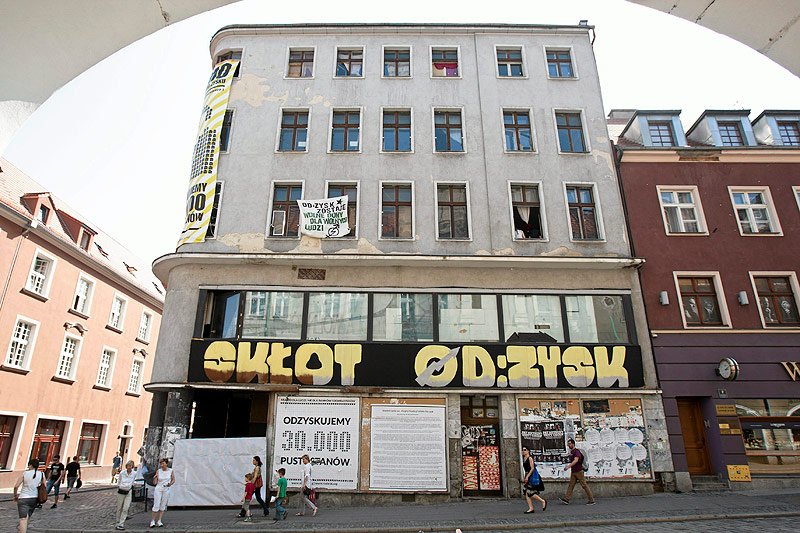 Anarchiści nielegalnie zajmują kamienicę przy ul. Paderewskiego w Poznaniu, ale legalnego właściciela odstraszają "statusem posiadaczy".