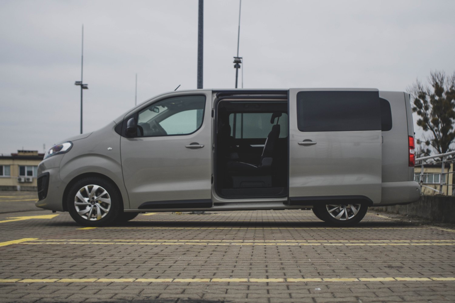Citroen SpaceTourer w komfortowych warunkach przewiezie osiem osób.
