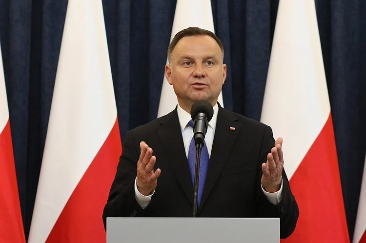 Tomasz Kosakowski wpłacił na PiS, teraz Andrzej Duda ma zatwierdzić jego nominację sędziowską.