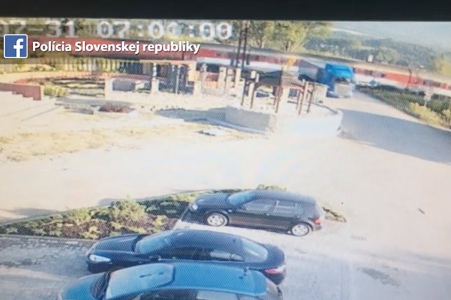 Polski kierowca tira staranował rogatki na przejeździe kolejowym i cudem uniknął zderzenia z pędzącym pociągiem.