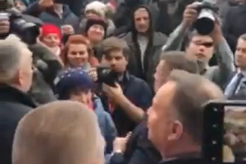 Andrzej Duda wyszedł do mieszkańców Garwolina, dla których zabrakło miejsca w sali.