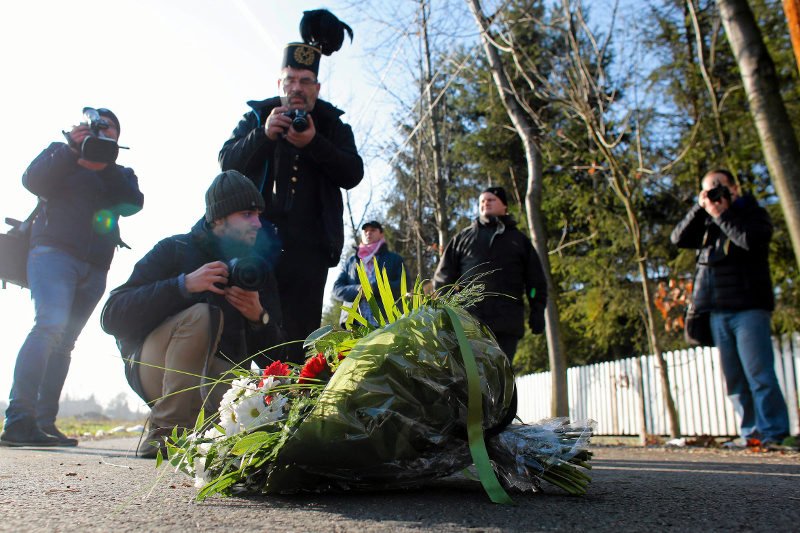 Kwiaty dla pani premier ostatecznie zostawiono na drodze przed domem.