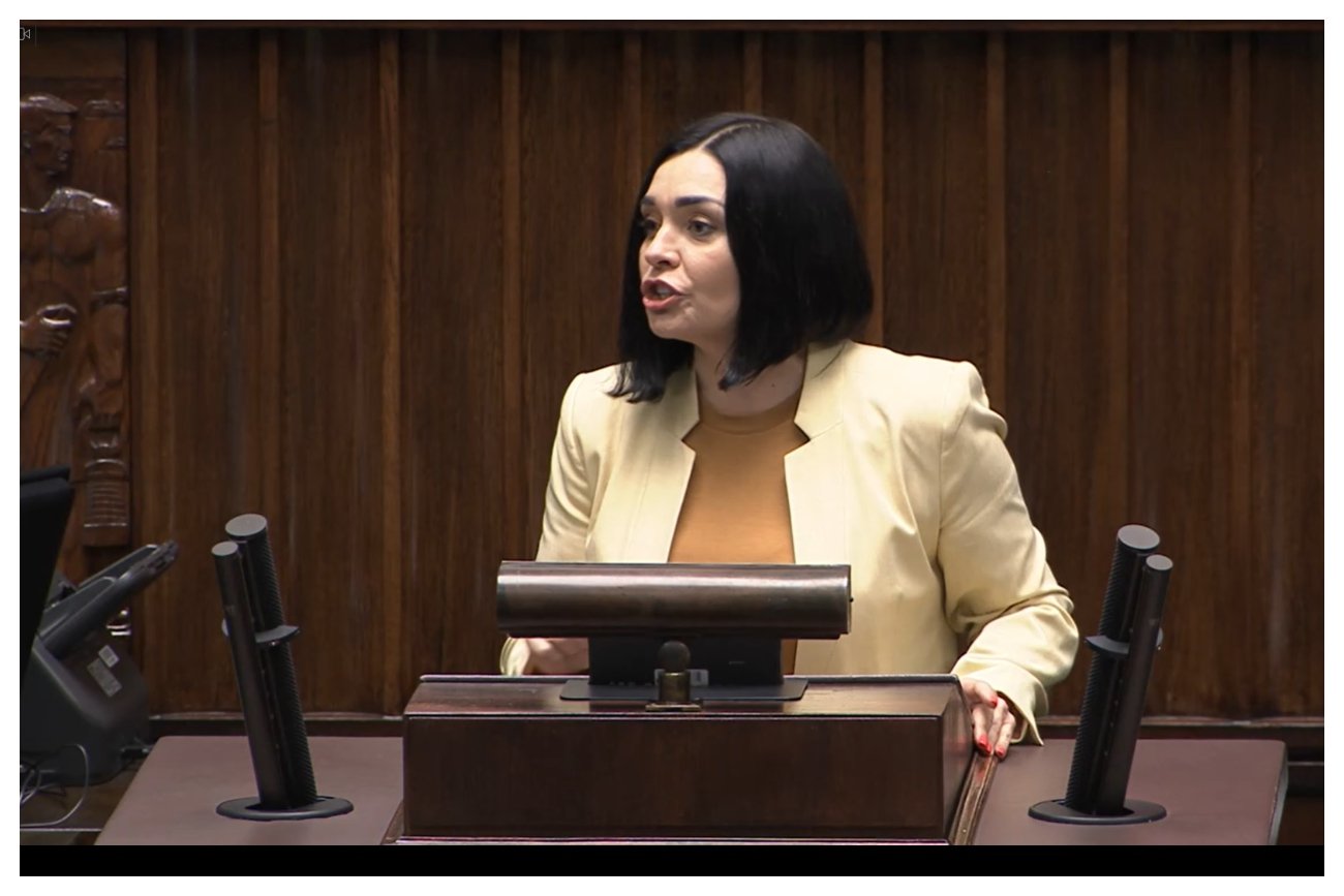 Magdalena Sroka na mównicy sejmowej