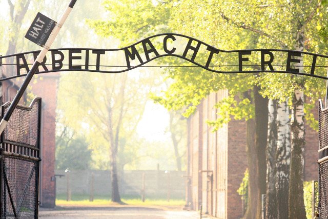 20 metrów od bramy Auschwitz stoi czerwone ferrari. Firma do której należy zaprasza na przejażdżki nim wokół muzeum.