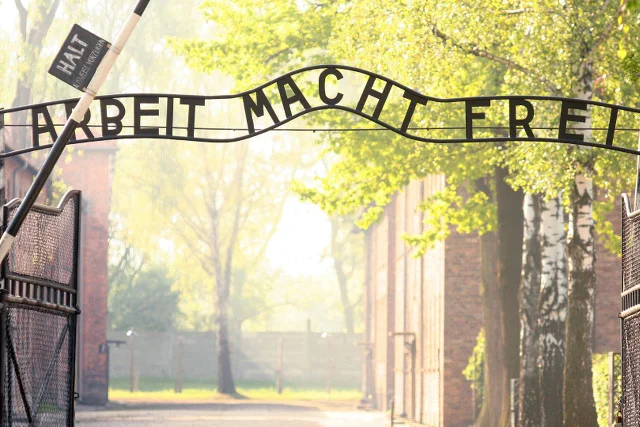 20 metrów od bramy Auschwitz stoi czerwone ferrari. Firma do której należy zaprasza na przejażdżki nim wokół muzeum.