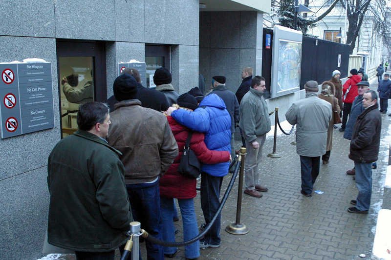 Kolejka pod ambasadą USA w Warszawie.