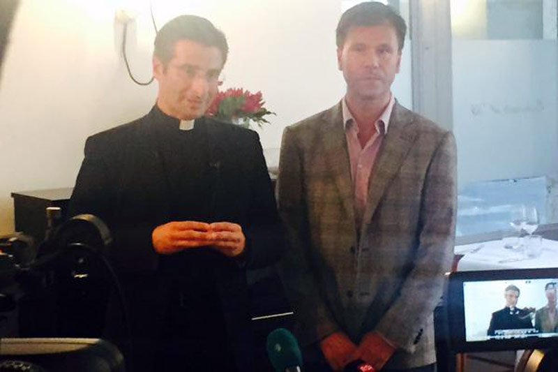 Ks. Krzysztof Charamsa na konferencji prasowej przedstawił oowjego ukochanego.