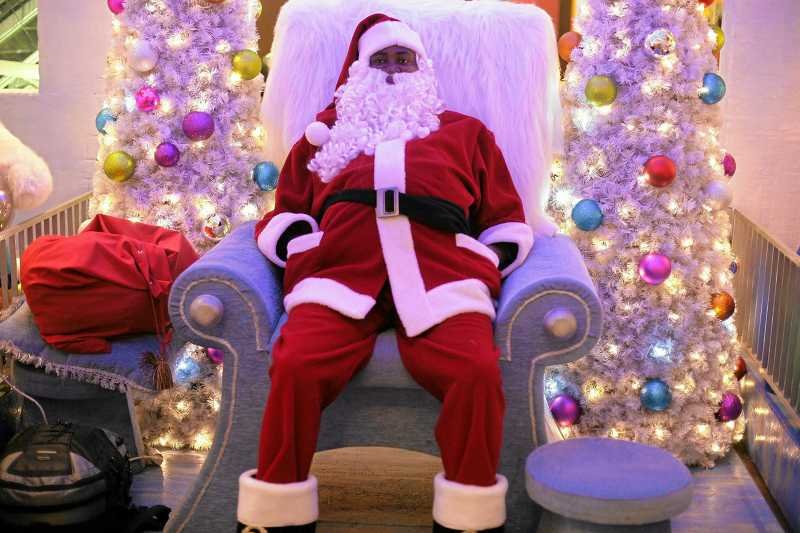 Święty Mikołaj, który zajmuje się dziećmi, może dostać nawet 100 złotych za godzinę