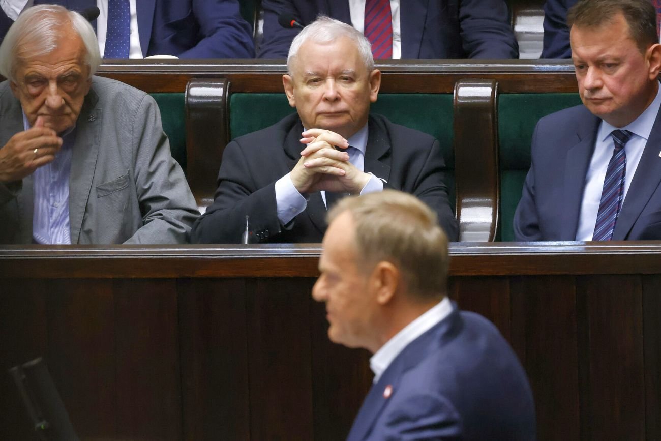 PiS nie dość, że nie traci poparcia, to goni KO