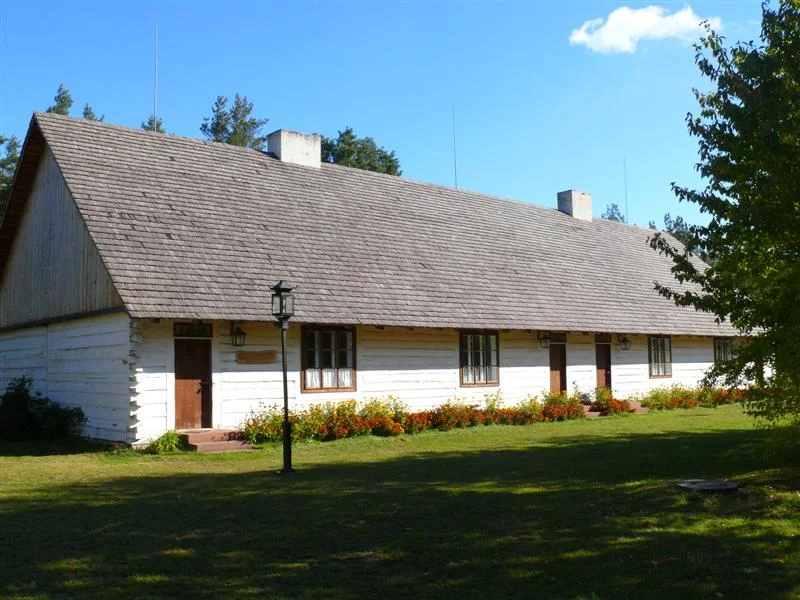 Muzeum Wsi Kieleckiej - to w tej chacie z 1914 roku znajdziecie nocleg.