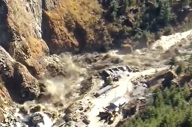 W Himalajach pękł lodowiec, który następnie przerwał tamę na rzece Alaknanda.