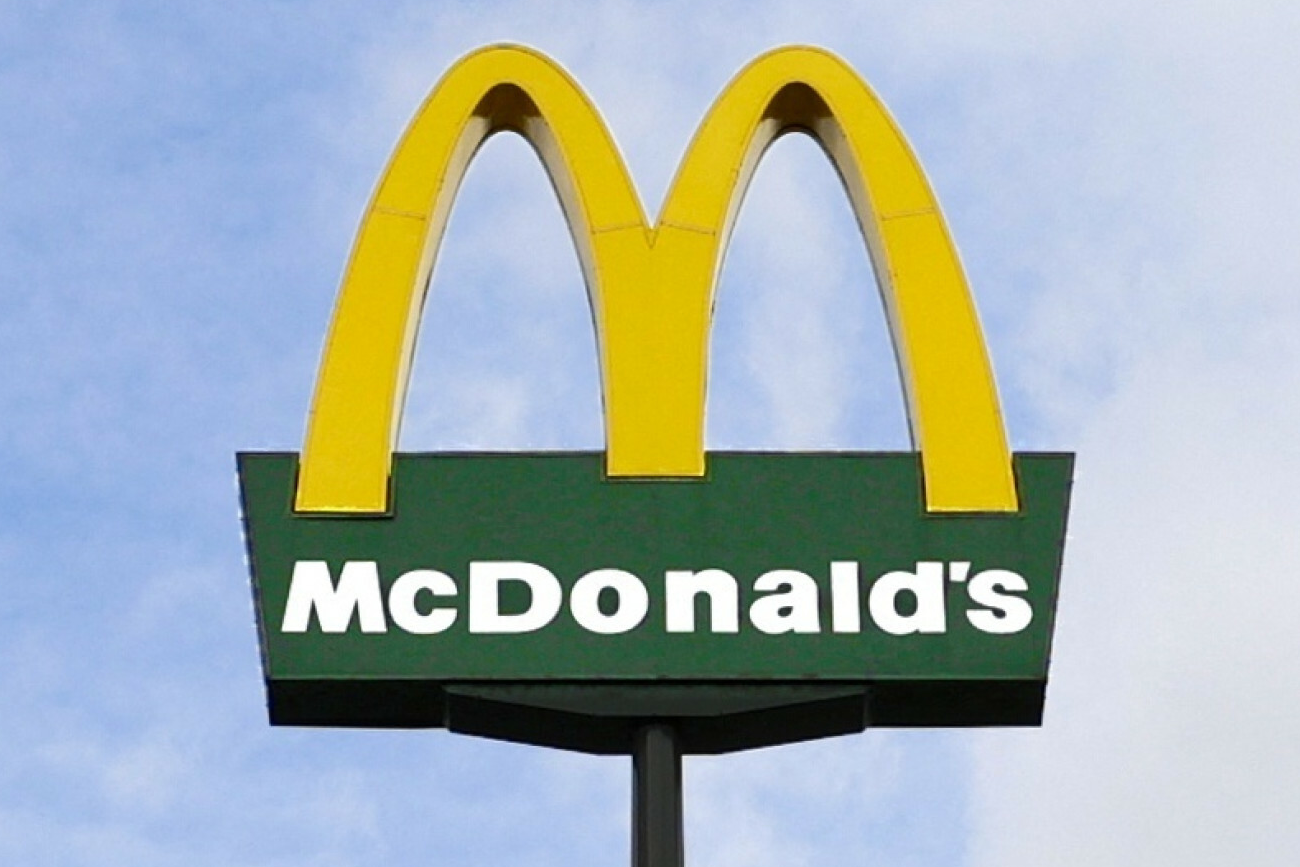 Szyld lokalu McDonlad's. Szyld McDonald's