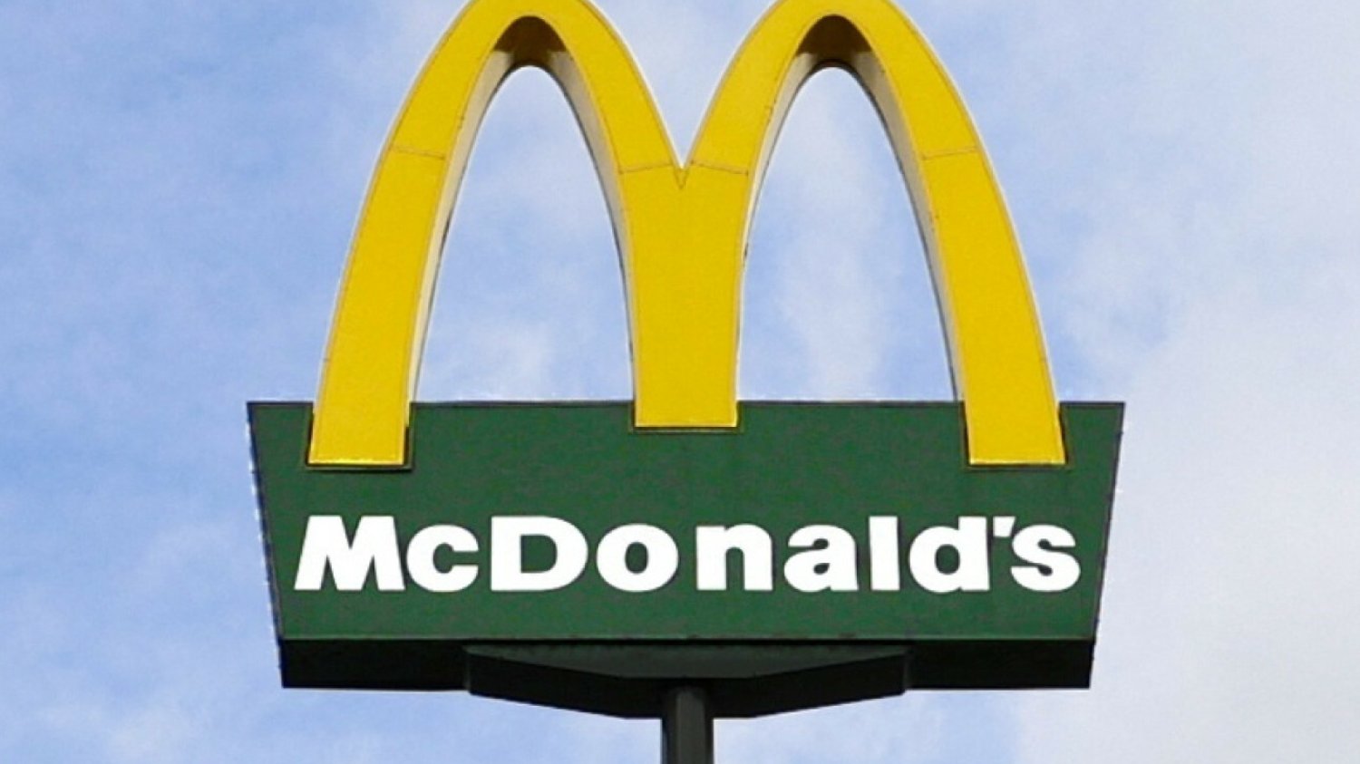 Szyld lokalu McDonlad's. Szyld McDonald's