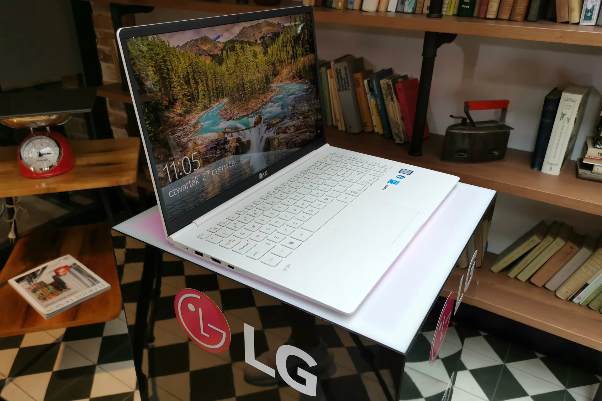 LG Gram są dostępne w kolorach białym i szarym. Mnie znacznie bardziej urzekła wersja pierwsza