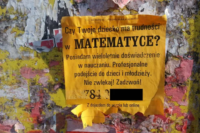 Wieszanie tego typu ogłoszeń ma sens tylko w mniejszych miasteczkach. Tam żyje się wolniej, więc ludzie idąc na spacer czy do pracy czasem przystają i czytają oferty pracy...