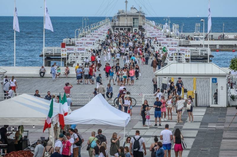 Jak wynika z najnowszego sondażu, żeby zaoszczędzić, wielu Polaków rezygnuje z wakacji.