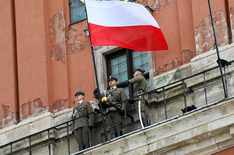 Uroczyste podniesienie Flagi Państwowej RP na Wieży Zegarowej Zamku Królewskiego.