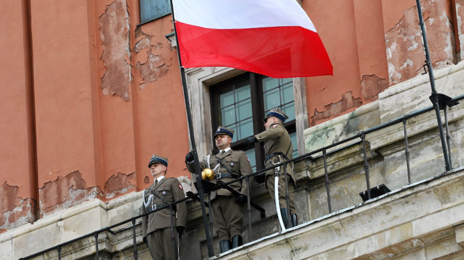 Uroczyste podniesienie Flagi Państwowej RP na Wieży Zegarowej Zamku Królewskiego.