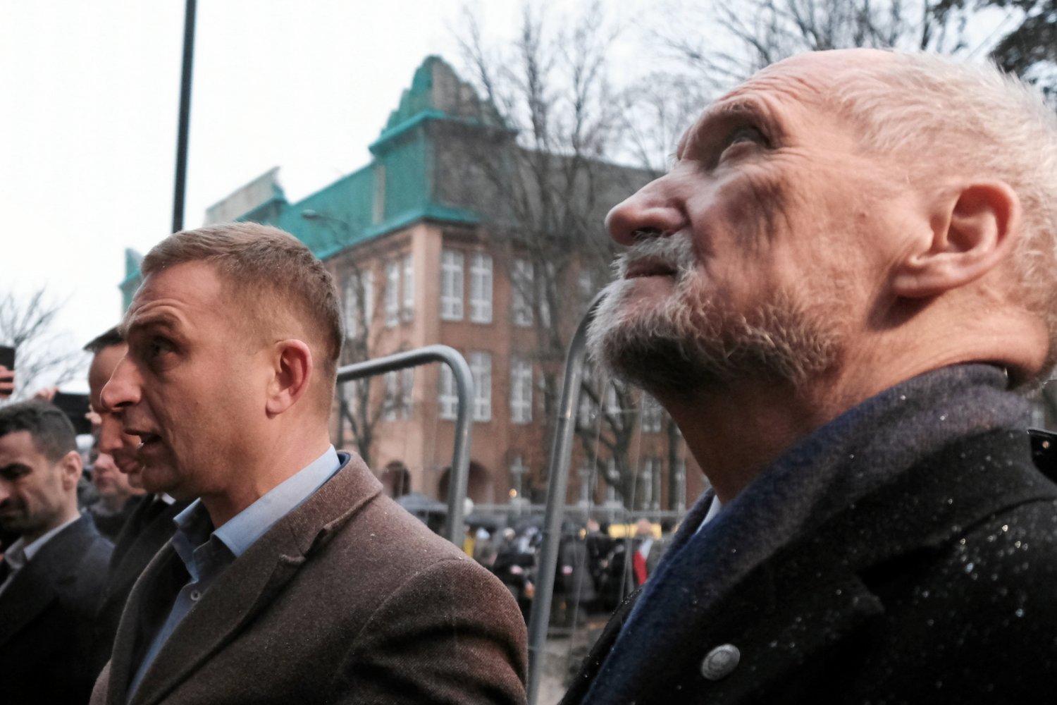 Macierewicz w akcji. Ręka w rękę z Bąkiewiczem pod ambasadą Rosji