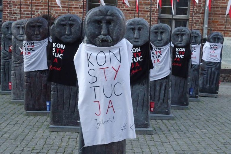Latem minionego roku Polacy zakładali na pomniki i rzeźby koszulki z hasłem "Konstytucja". Zdjęcie poglądowe.